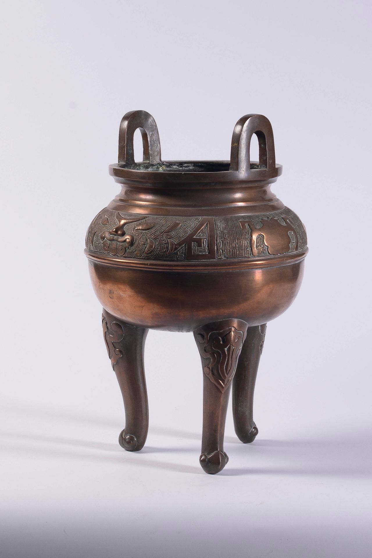Null Großer Parfümbrenner aus Bronze, Indochina, 20. Jahrhundert.

H: 42 cm



E&hellip;