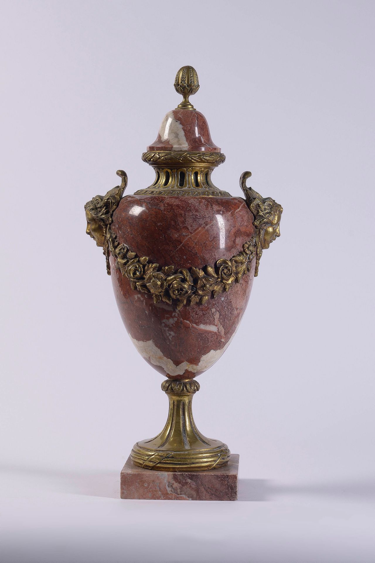 Null Gedeckte Vase aus rosafarbenem Marmor, Bronzefassung.

19. Jahrhundert

H. &hellip;