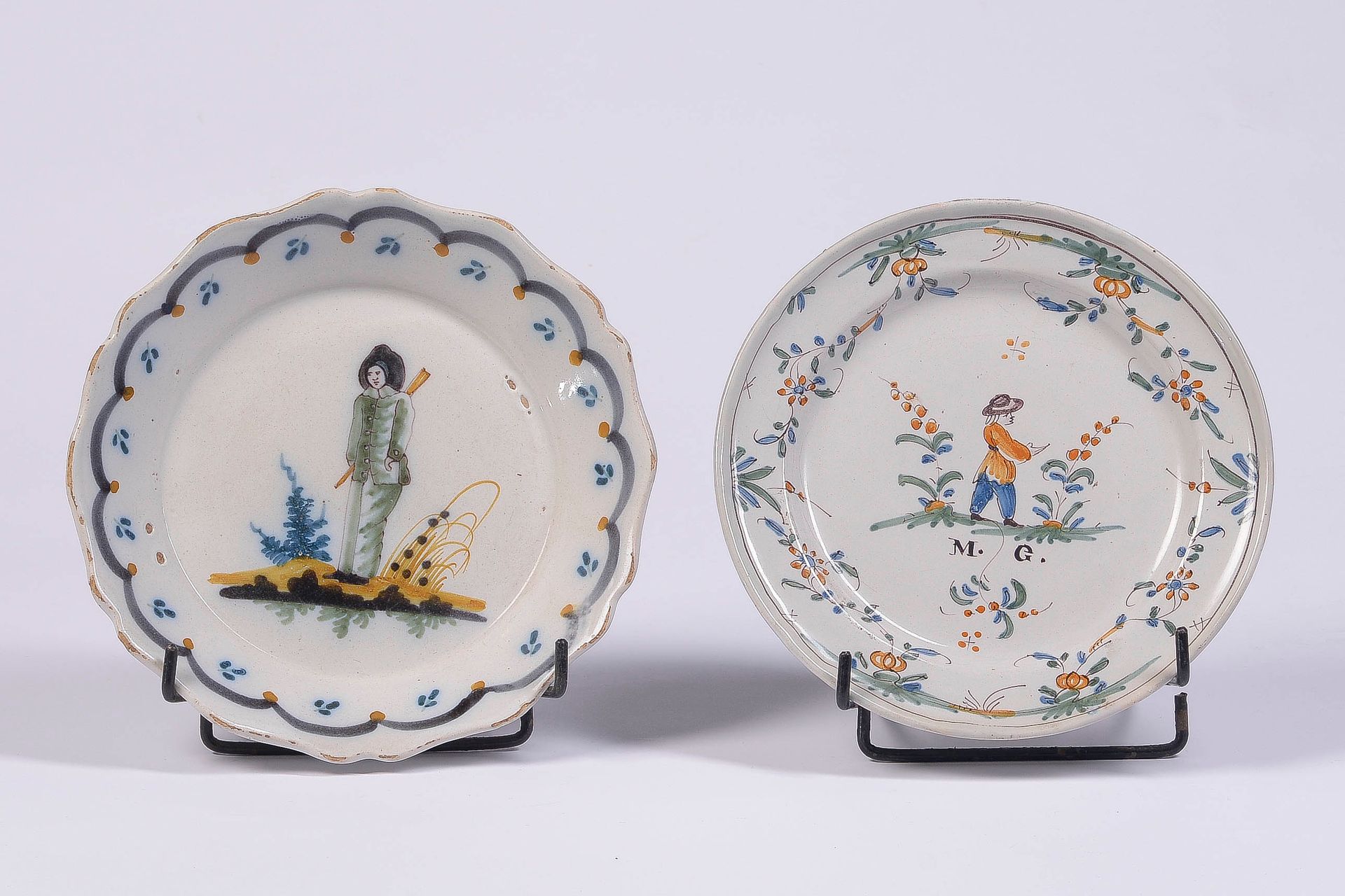 Null Two plates in polychrome earthenware, one with Harlequin decoration, 

and &hellip;