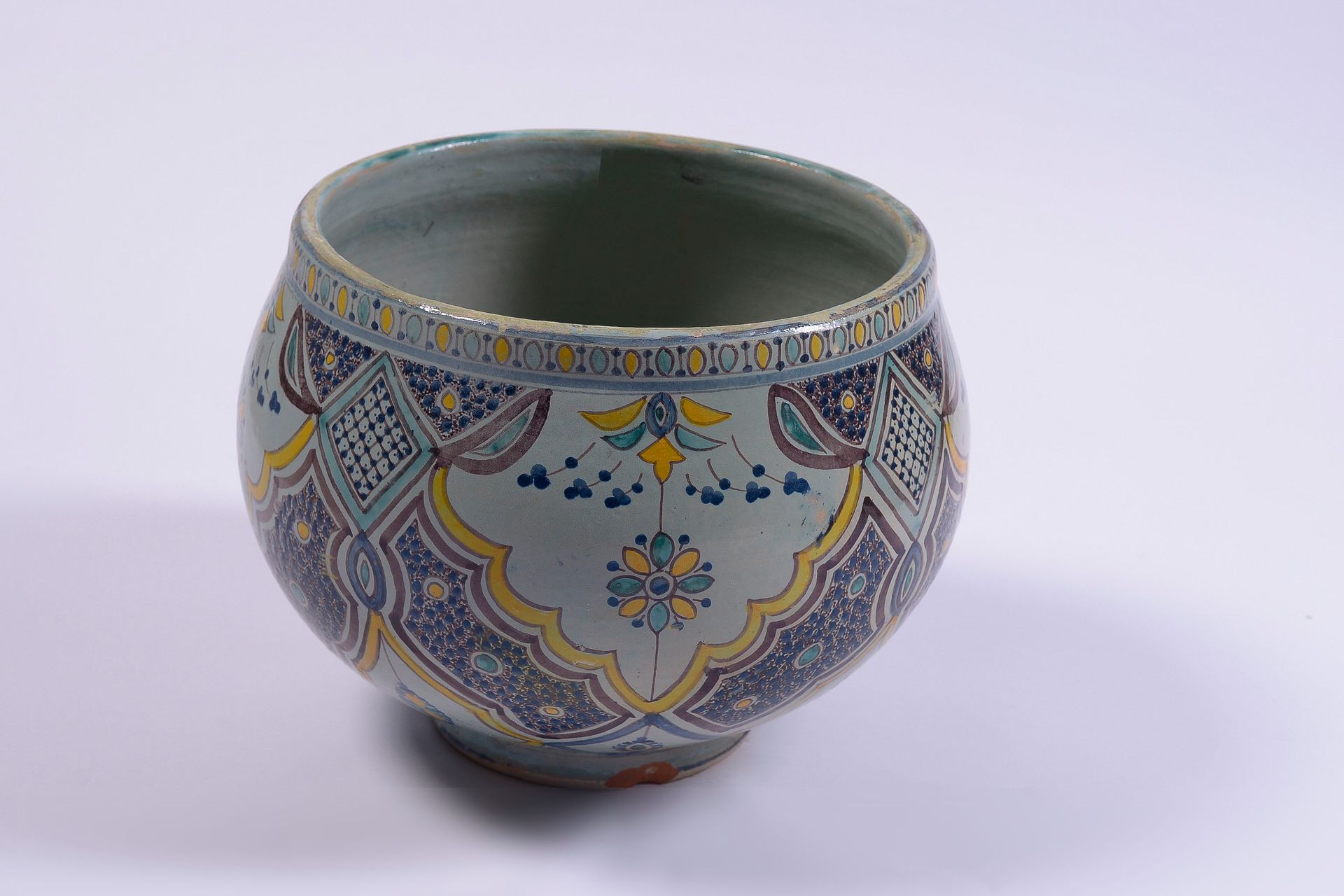 Null Grande fioriera in ceramica smaltata con decorazione policroma 

Firmato so&hellip;