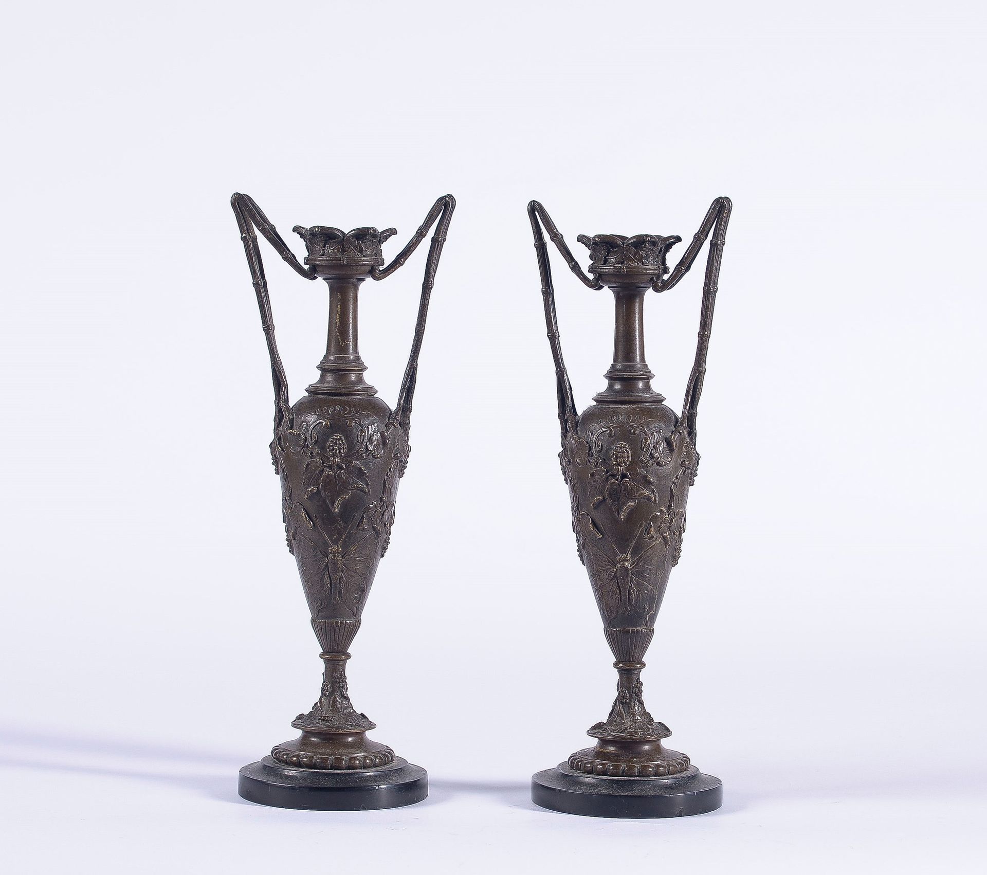 Null Paar Garniervasen aus patinierter Bronze in Spindelform mit Schmetterlings-&hellip;