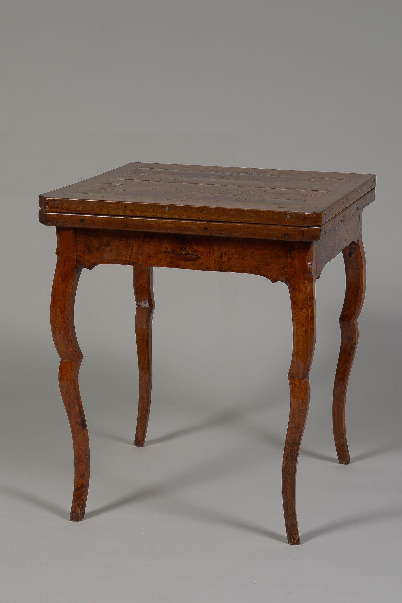 Null 方形游戏桌

天然木制方桌，双拱形桌腿。桌面上镶嵌着菱形形状的毛刺木板。

来自罗纳河谷的作品，18世纪

(顶部的裂缝已恢复)

高：72.5；宽：&hellip;