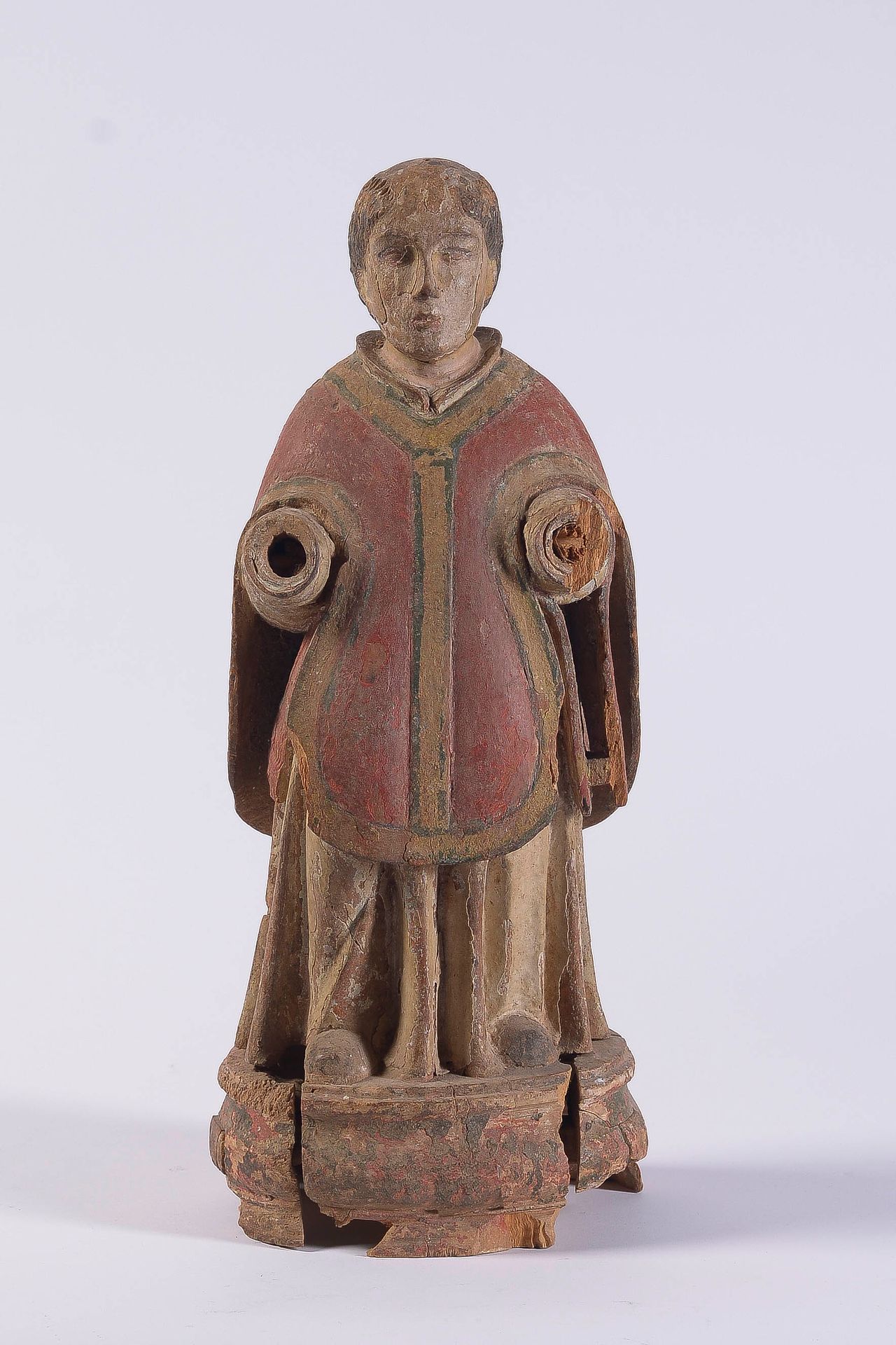 Null Saint personnage en bois sculpté polychrome, vêtu d’une chasuble romaine et&hellip;