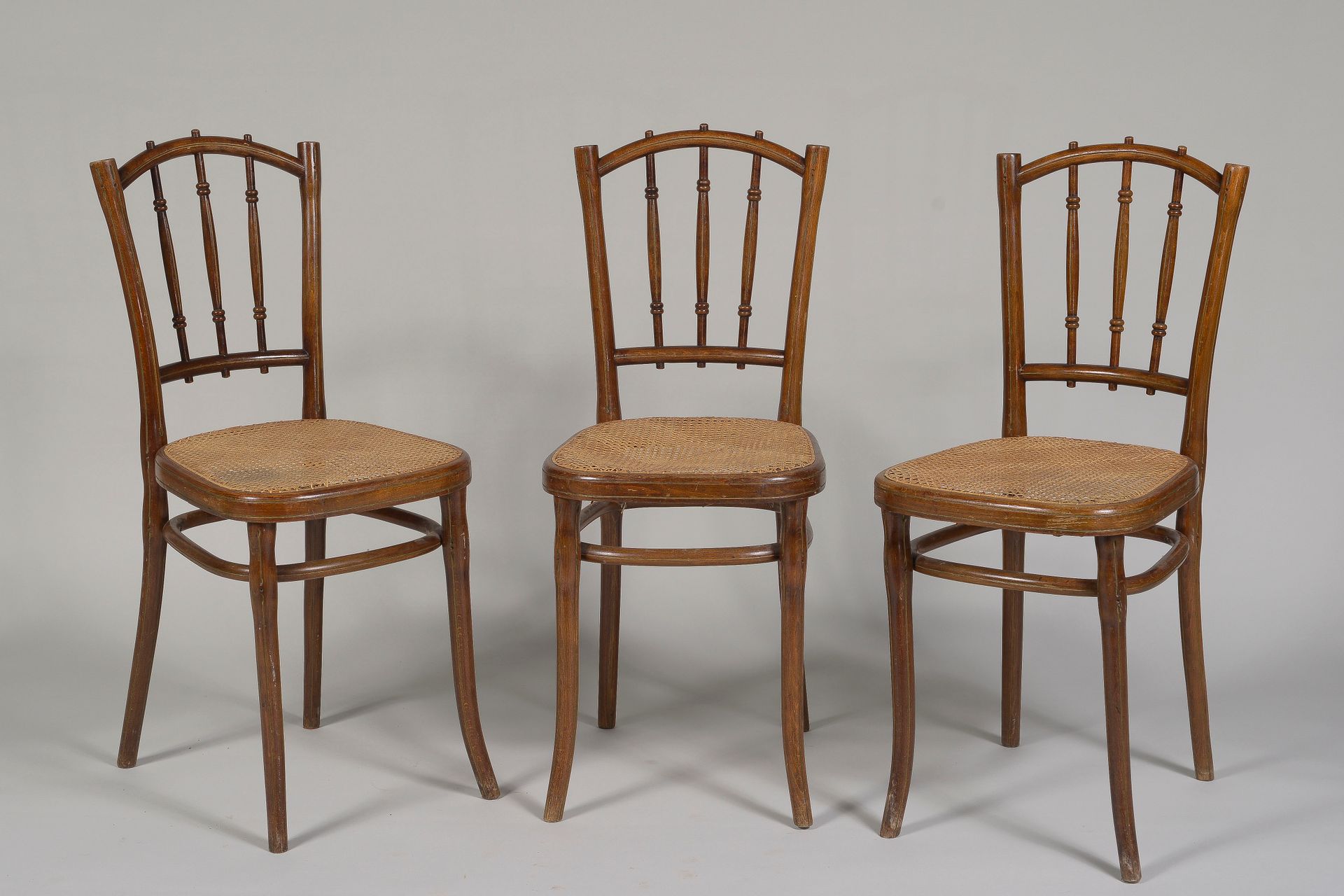 Null THONET AUSTRIA

Ensemble de trois chaises de bistrot en bois thermocourbé e&hellip;