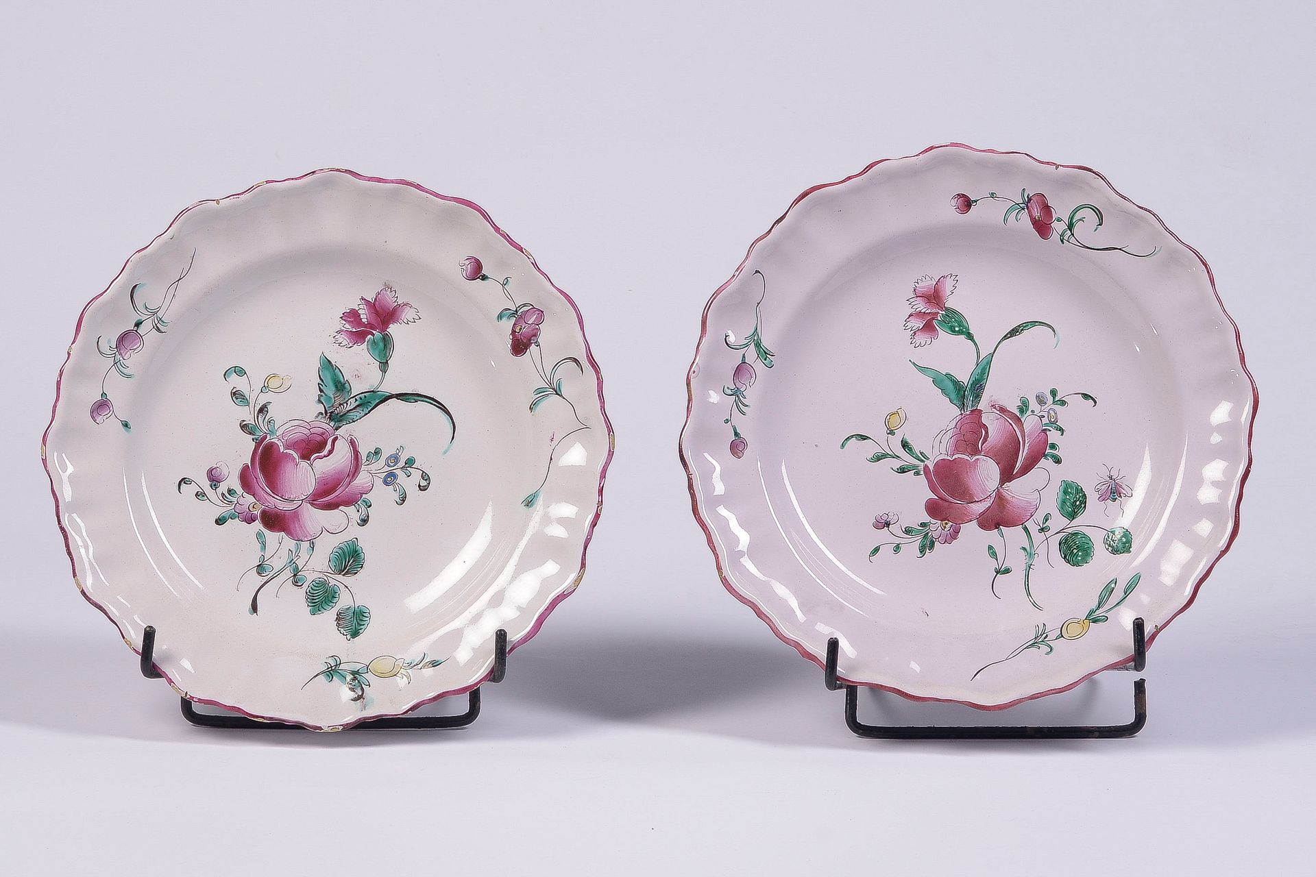 Null 法国东部

两个陶器盘子，有多色的花卉和昆虫装饰，18世纪

D: 24 cm

(边缘有小的划痕)



顾问：Pierre-François Br&hellip;