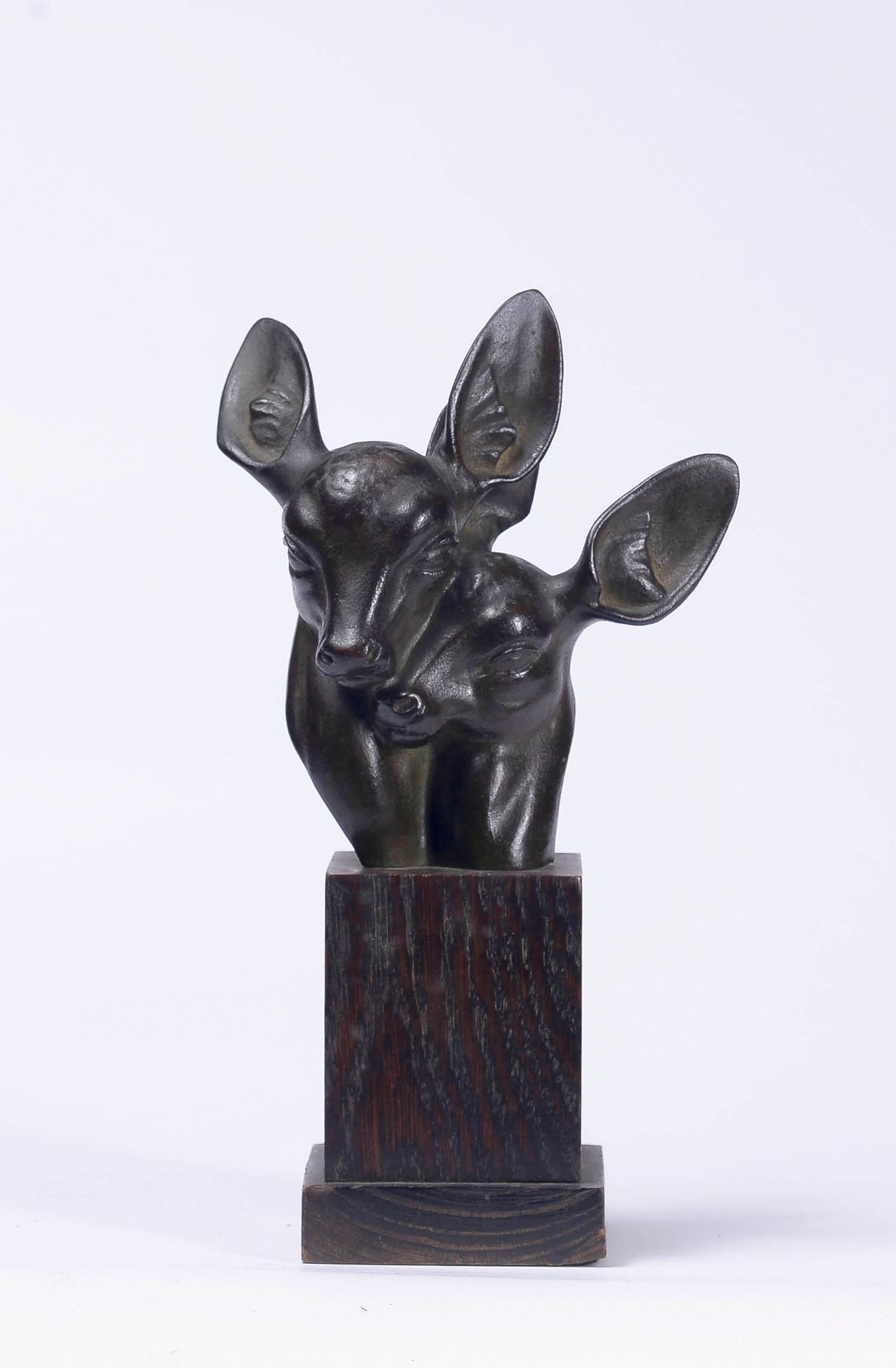 Null Ch. LAURENT (20世纪)

铜制母鹿和她的小鹿头像

棕色铜锈证明，有签名，有阶梯状木质底座

高：18厘米（带底座：29厘米）