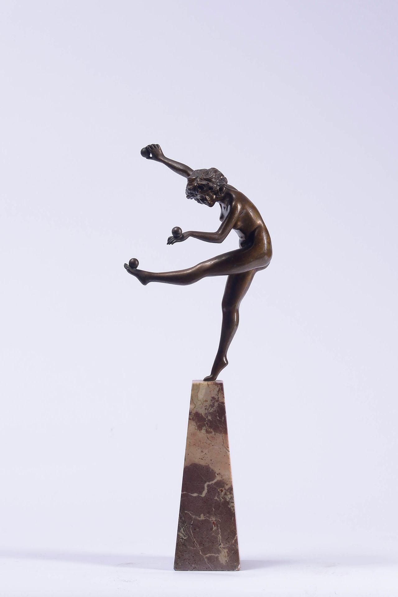 Null 在Pierre LE FAGUAYS dit FAYRAL（1892-1962）之后

大型杂耍者

带有棕色铜锈的青铜证明，在一个梨形大理石底座上
&hellip;