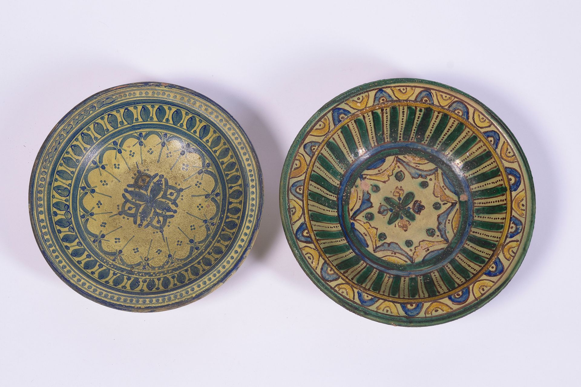 Null Deux plats creux de décoration en céramique émaillée polychrome

Maroc, XXè&hellip;