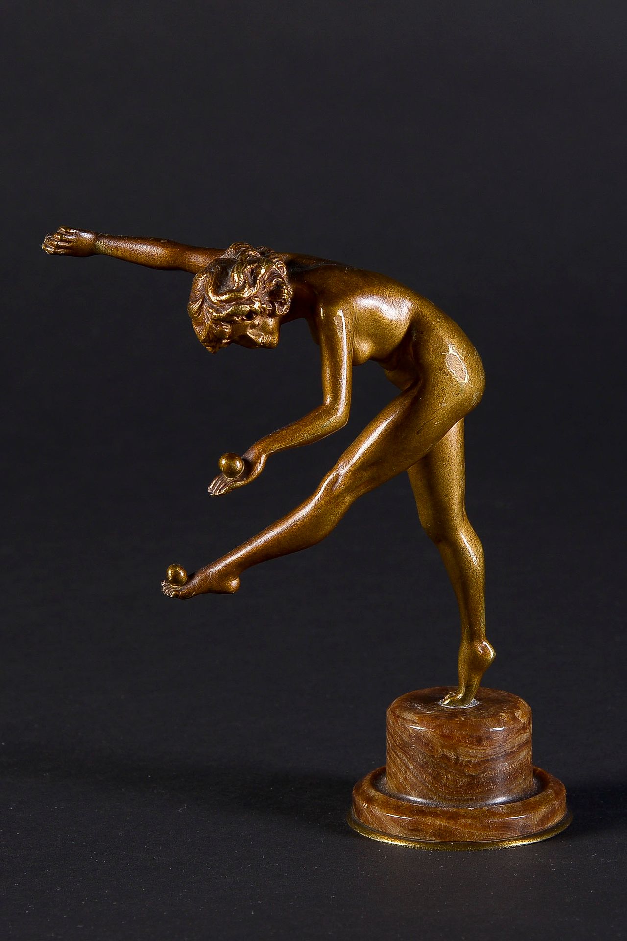 Null 在克莱尔-让娜-科利内（1880-1950）之后

杂耍者

带有奖章斑纹的青铜证明

底座上有签名

高：17.5厘米

(破损的玛瑙大理石底座：显&hellip;
