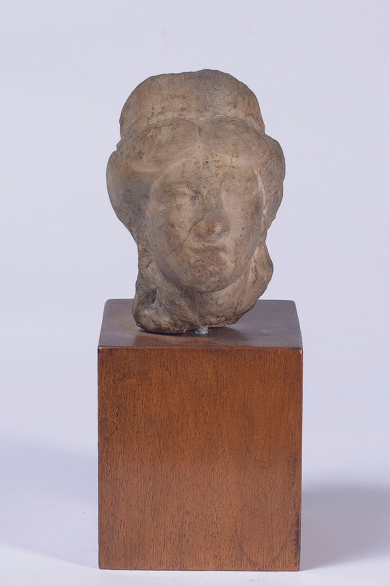 Null 女性头戴头饰，头发由中分分开，在后面扎成一个发髻，代表阿芙罗狄蒂女神。 

大理石。 

希腊化的艺术，大约在公元前2-1世纪。 

高1&hellip;