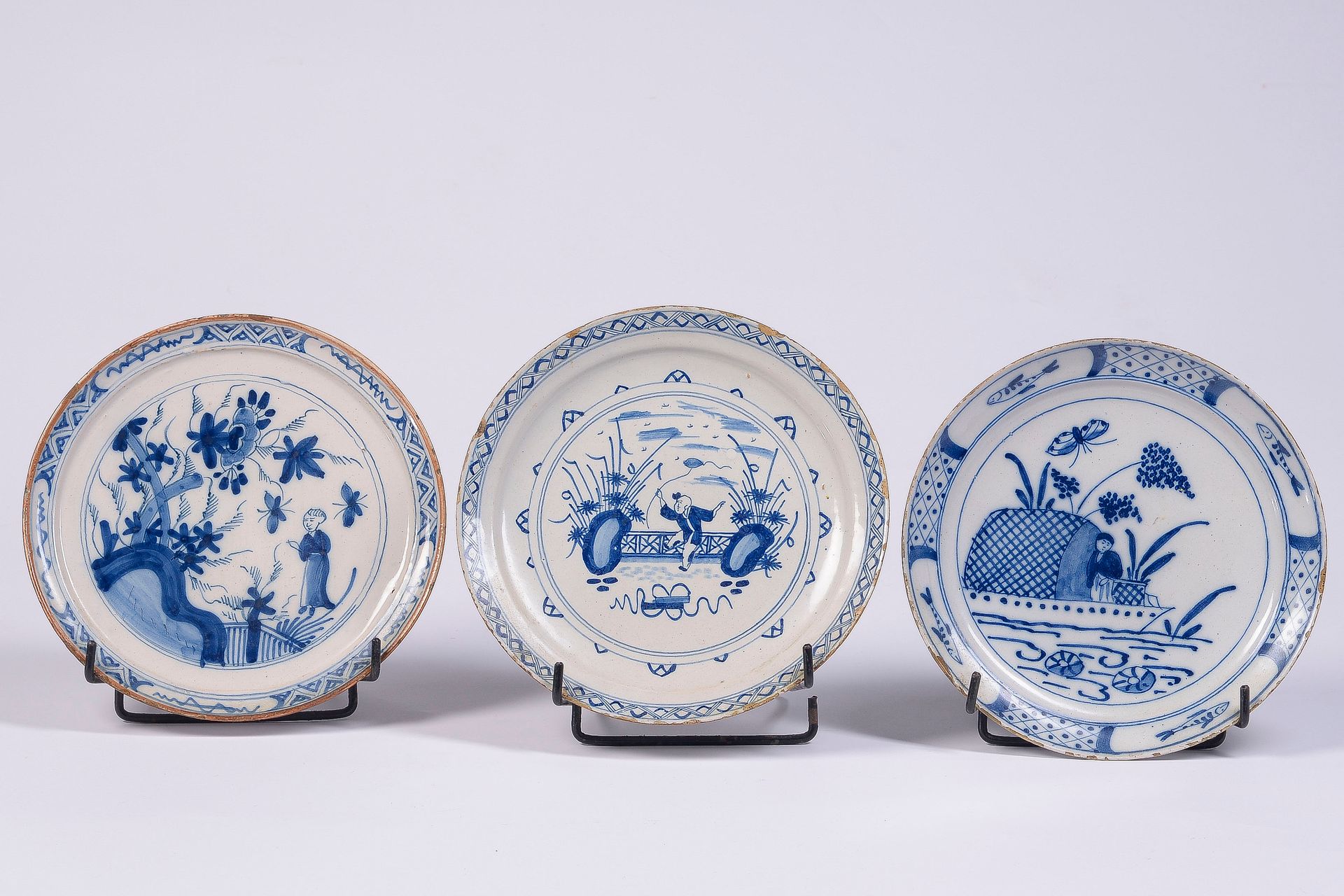 Null 三件代尔夫特陶器盘，蓝色单色的中国图案

18世纪

D: 23 cm

(边缘有非常轻微的缺口)



顾问：Pierre-François Bre&hellip;