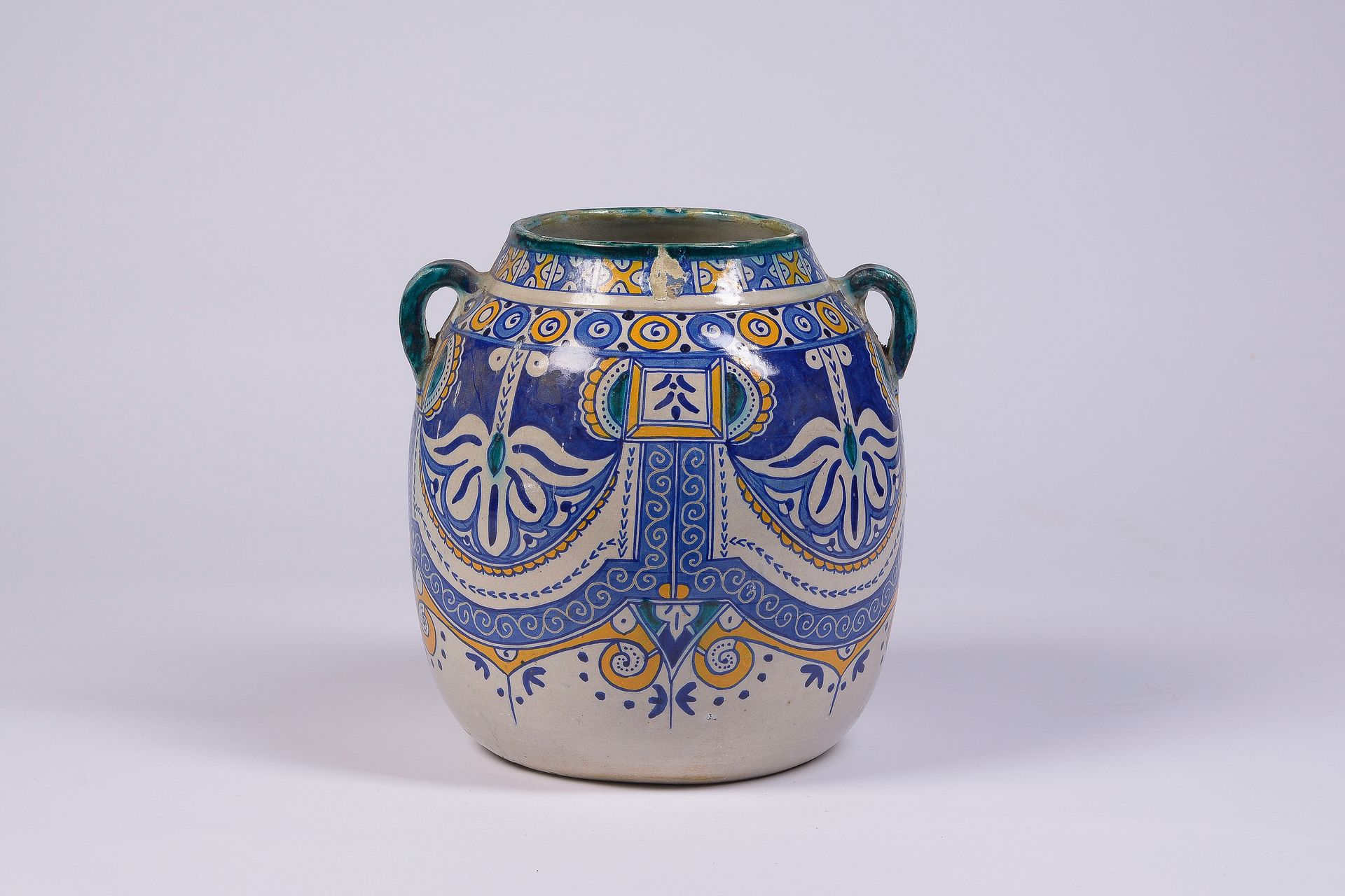 Null 大型珐琅彩陶瓷壶，多色珐琅彩装饰的阿拉伯框架中的一个卷轴

底座下有蓝色标记

摩洛哥，20世纪

H.27厘米

(失误、事故和修复)