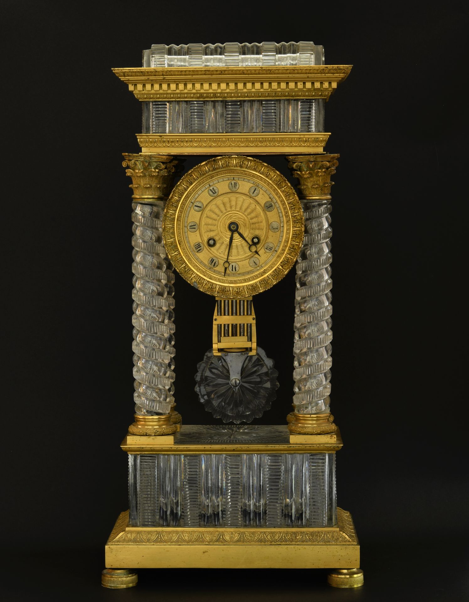 Null Raro orologio da portico in cristallo e bronzo dorato con ricca decorazione&hellip;
