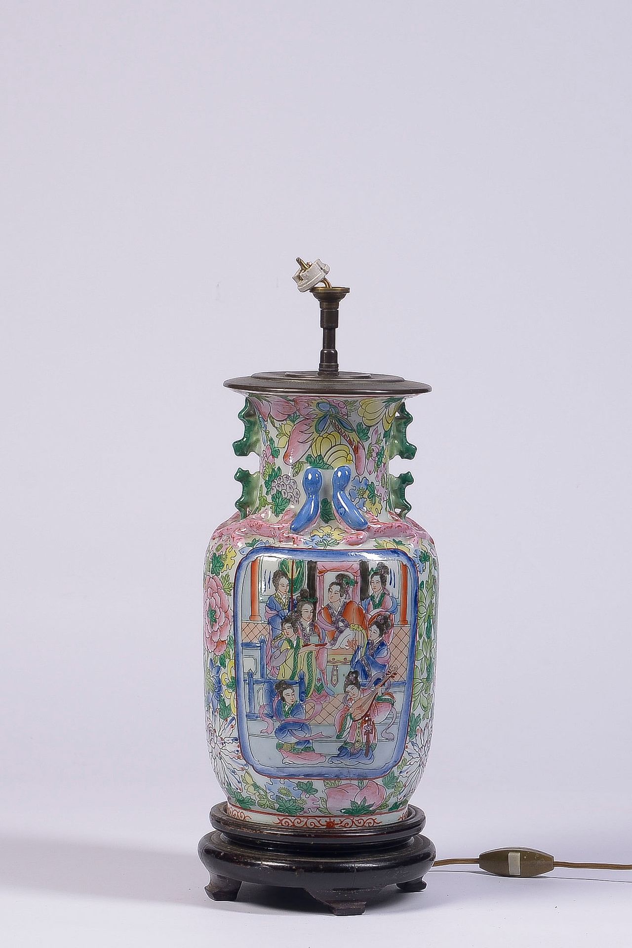 Null 中国，广州

饰有宫廷景象和花蕊的多色瓷花瓶

20世纪

(穿孔通电，安装成灯)

高度：33厘米