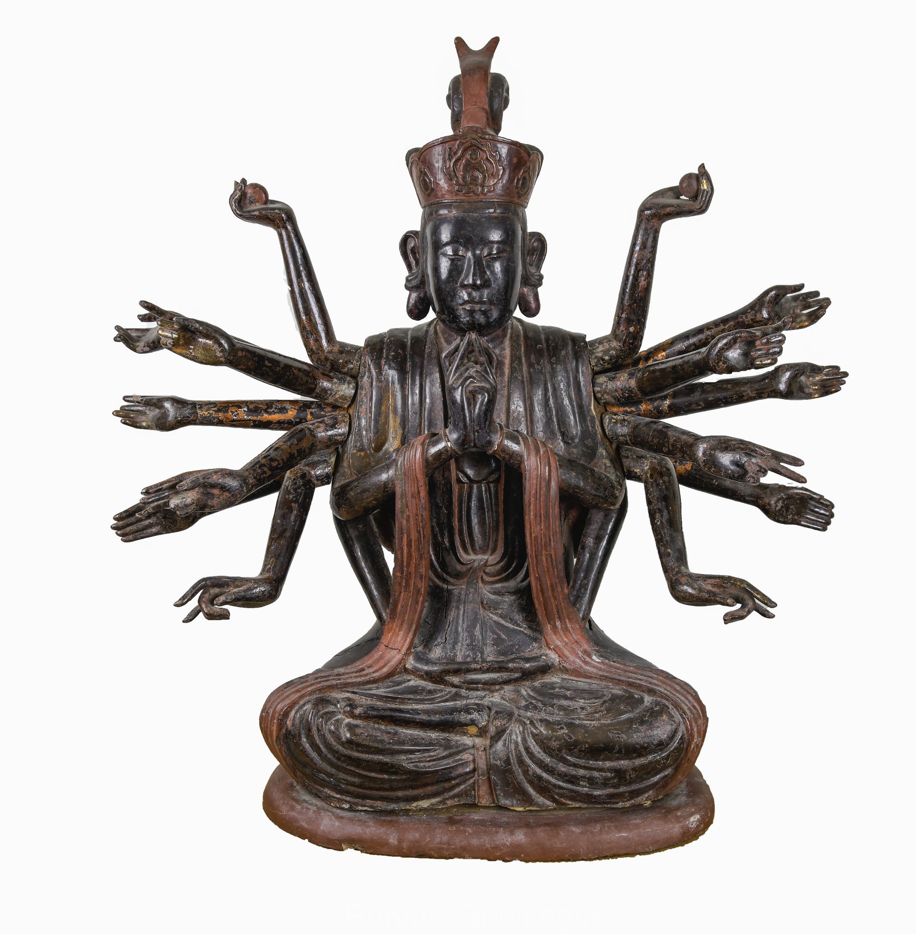 Null 观音菩萨的漆木雕像
越南，18/19世纪
描绘的是坐姿，两对主要手臂在正面，第一对手在abisekamudra中，另一个在较低的位置在dhyanamu&hellip;