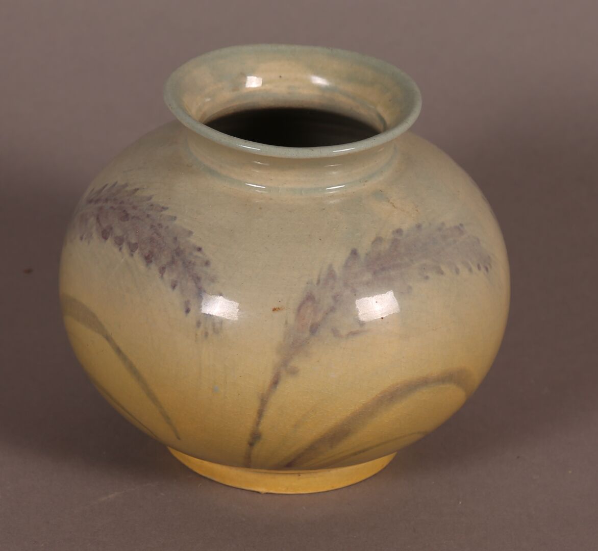 Null 皮埃尔-阿德里安-达尔帕亚特（1844 - 1910）。青花瓷釉里红球瓶，颈部有折边，饰以树叶。底座下有签名。高度：11.5厘米。
