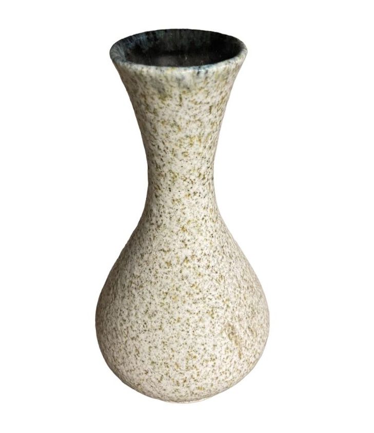Null ACCOLAY
Vase balustre en faïence émail blanc moucheté. Marqué. 
H. : 27 cm