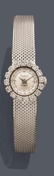 FLAMOR N°37615 vers 1950 Montre bracelet de dame en or blanc. Boîtier rond, lune&hellip;