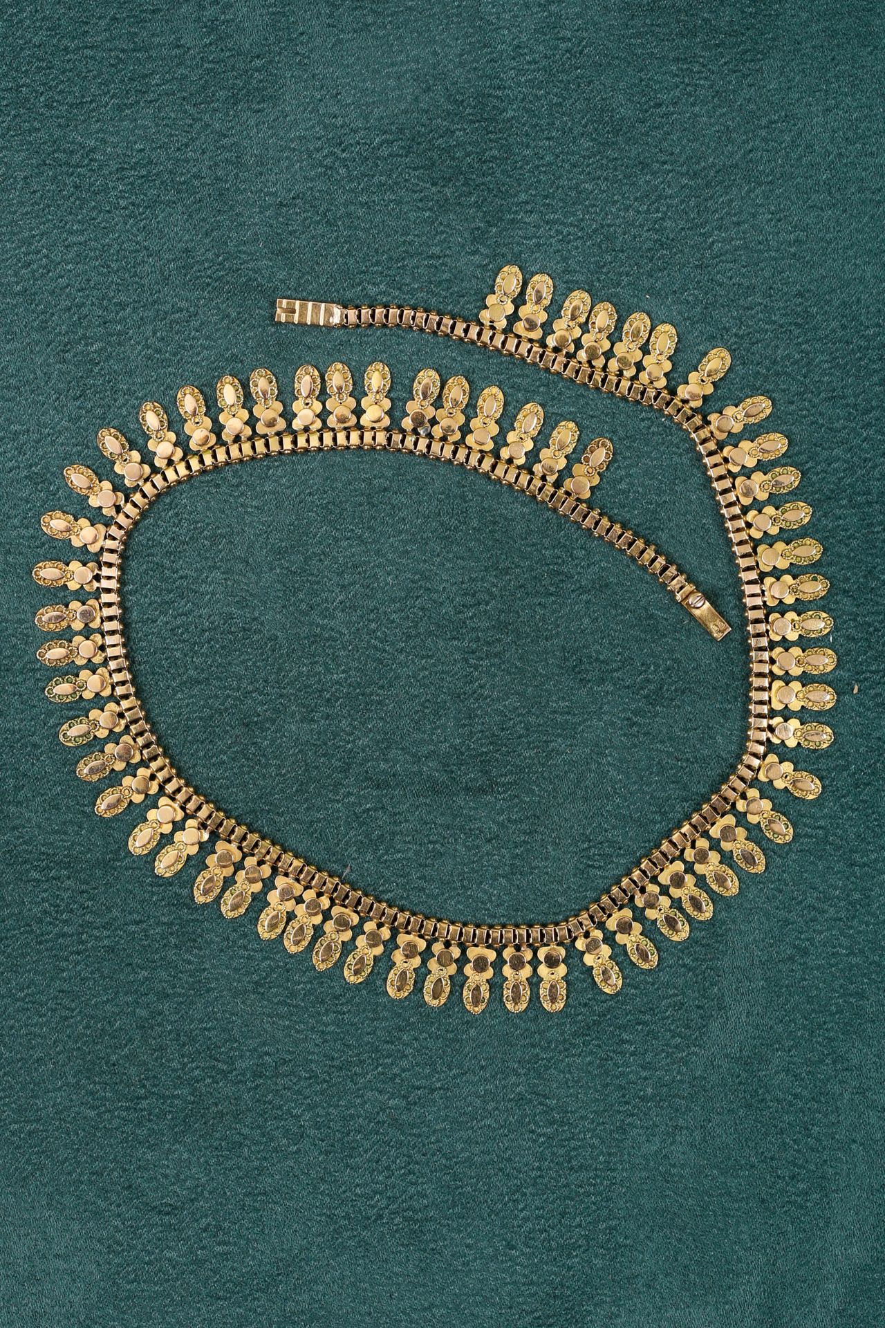 Null Collier ras de cou  En or jaune 18 K (750 ‰) à “pampilles” filigranées sur &hellip;