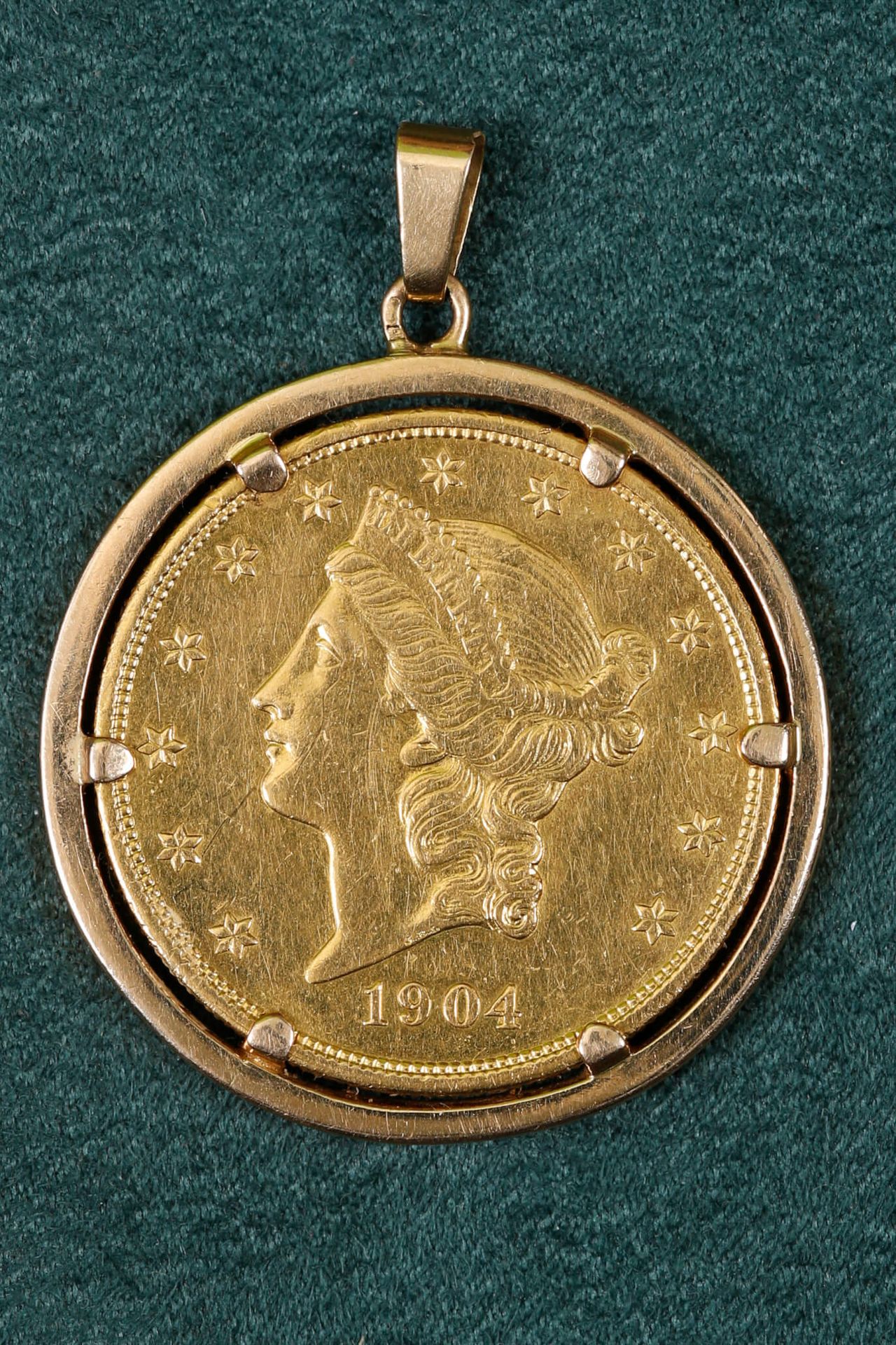 Null 20美元，Liberty 1904 在900‰（21.6‰）的黄金中，作为吊坠安装，镶嵌在18K（750‰）黄金中

D. 4厘米

净重42.75克