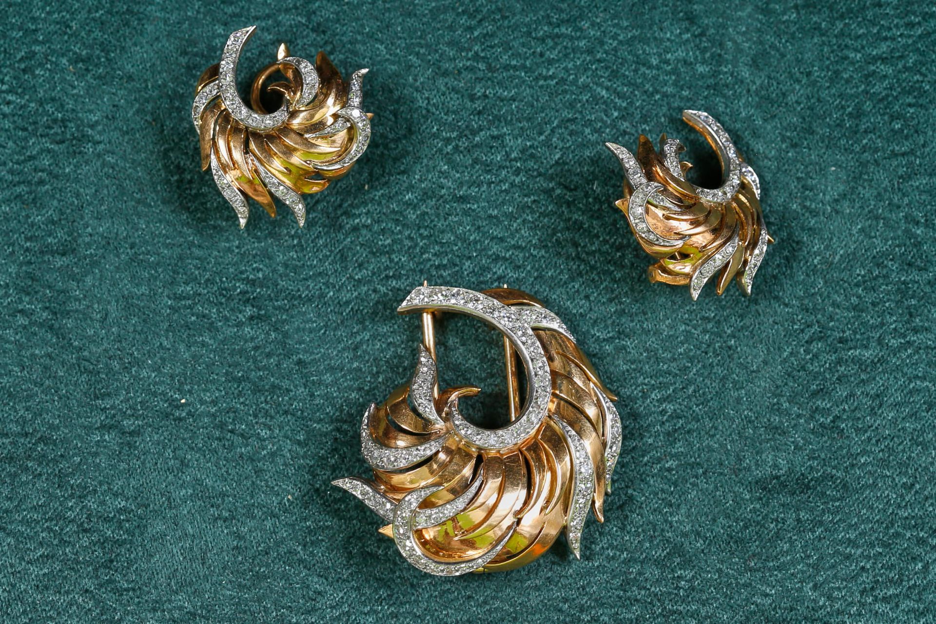 Null Parure comprenant une broche et une paire de clips d’oreille  En or jaune 1&hellip;