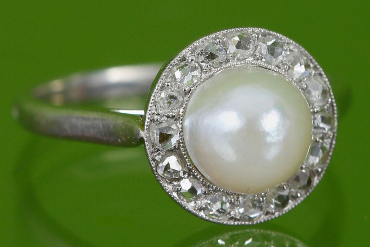 Null Bague  En or blanc (750 ‰) et platine ornée d’une perle ceinte d’une galeri&hellip;