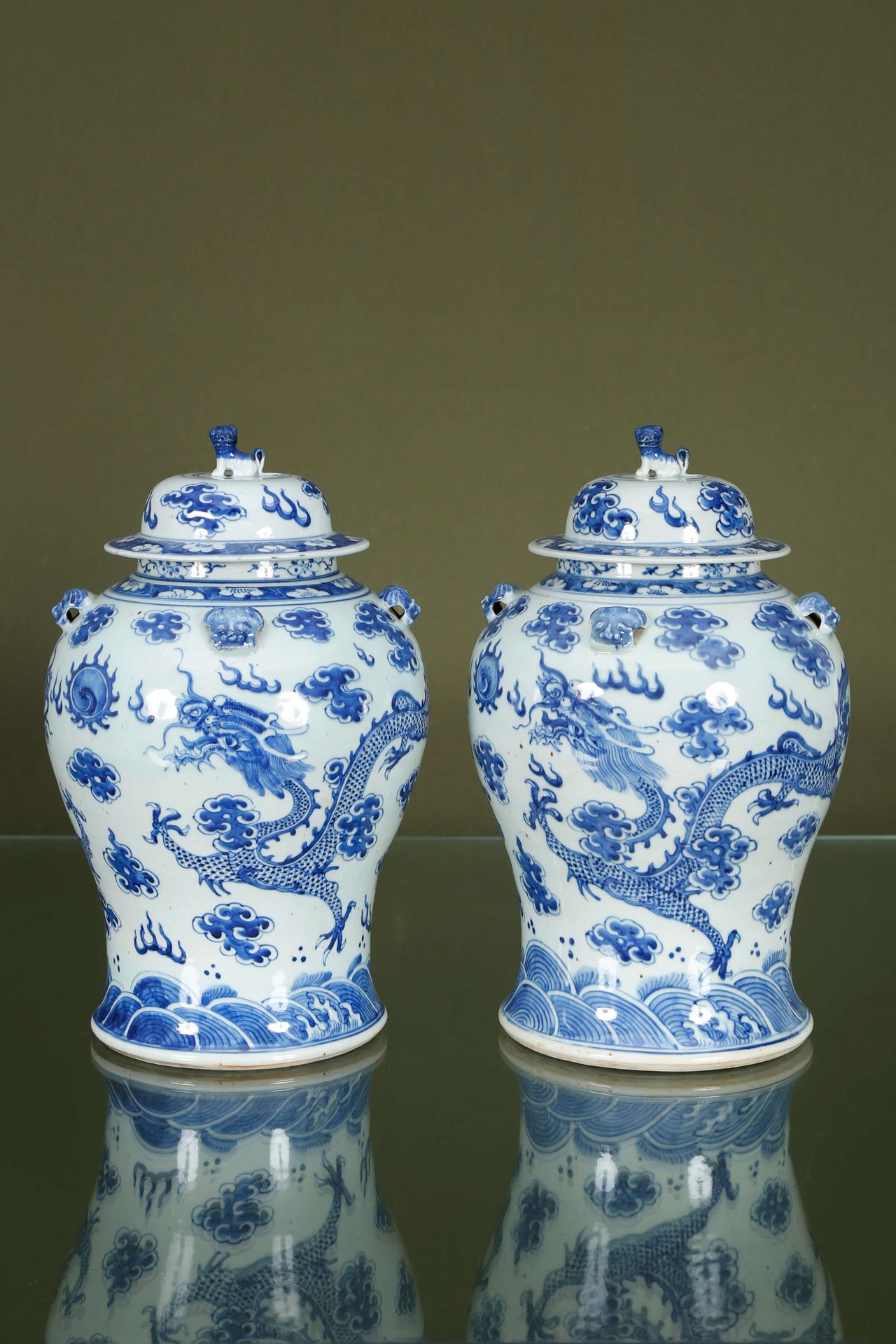 CHINE 一对青花瓷盖罐，饰以龙追圣珠，盖子上有一只福狗。

18世纪的H.45厘米
