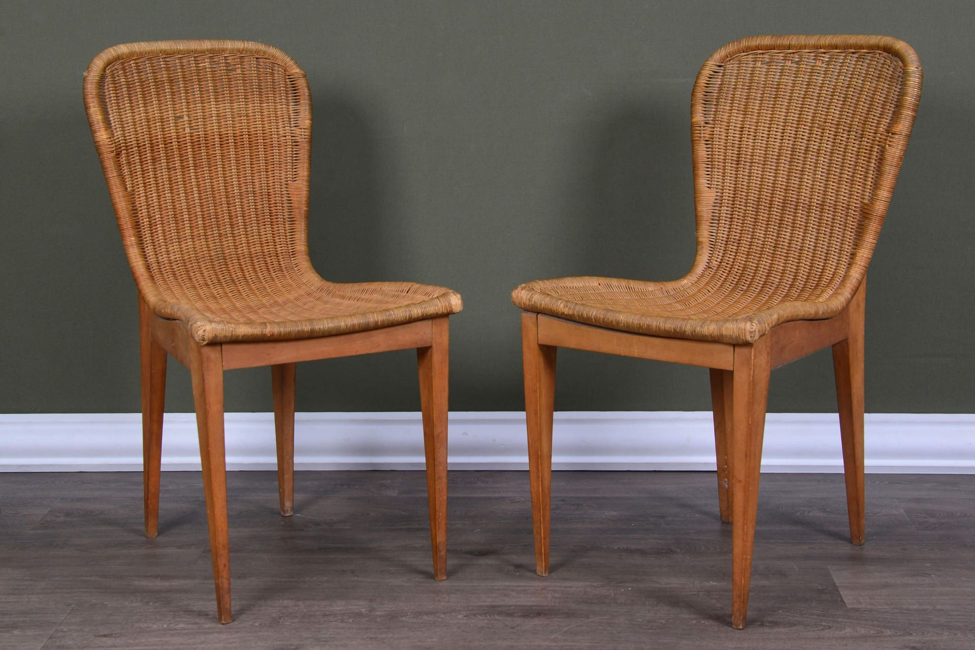 Louis Sognot (1892-1970) 一对藤制椅子 榉木腿，高。81 cm W. 44 cm D. 40 cm 状态报告：藤条有轻微磨损，座椅需重新&hellip;