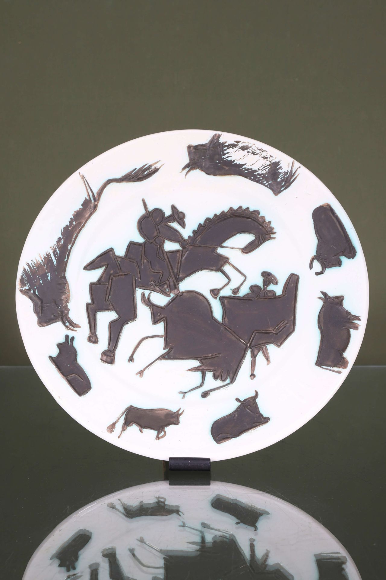 D’après Pablo PICASSO (1881-1973) Corrida 1953 白色陶器盘子，带有棕绿色氧化石蜡装饰，背面印有 "Empreint&hellip;