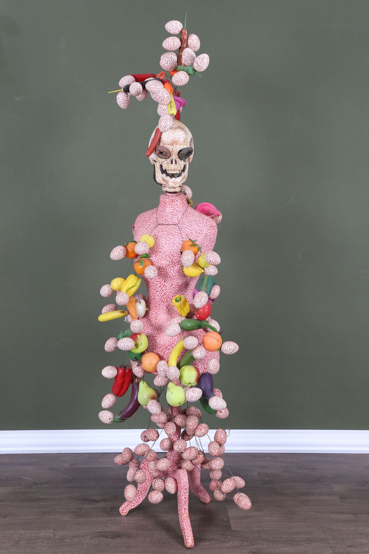 Henry UGHETTO (1941-2011) 防腐人体模型B约1985年 制衣师的人体模型、铁丝、鸡蛋和涂有塑料的物体（水果、蔬菜、花、香肠等）以及象征艺&hellip;