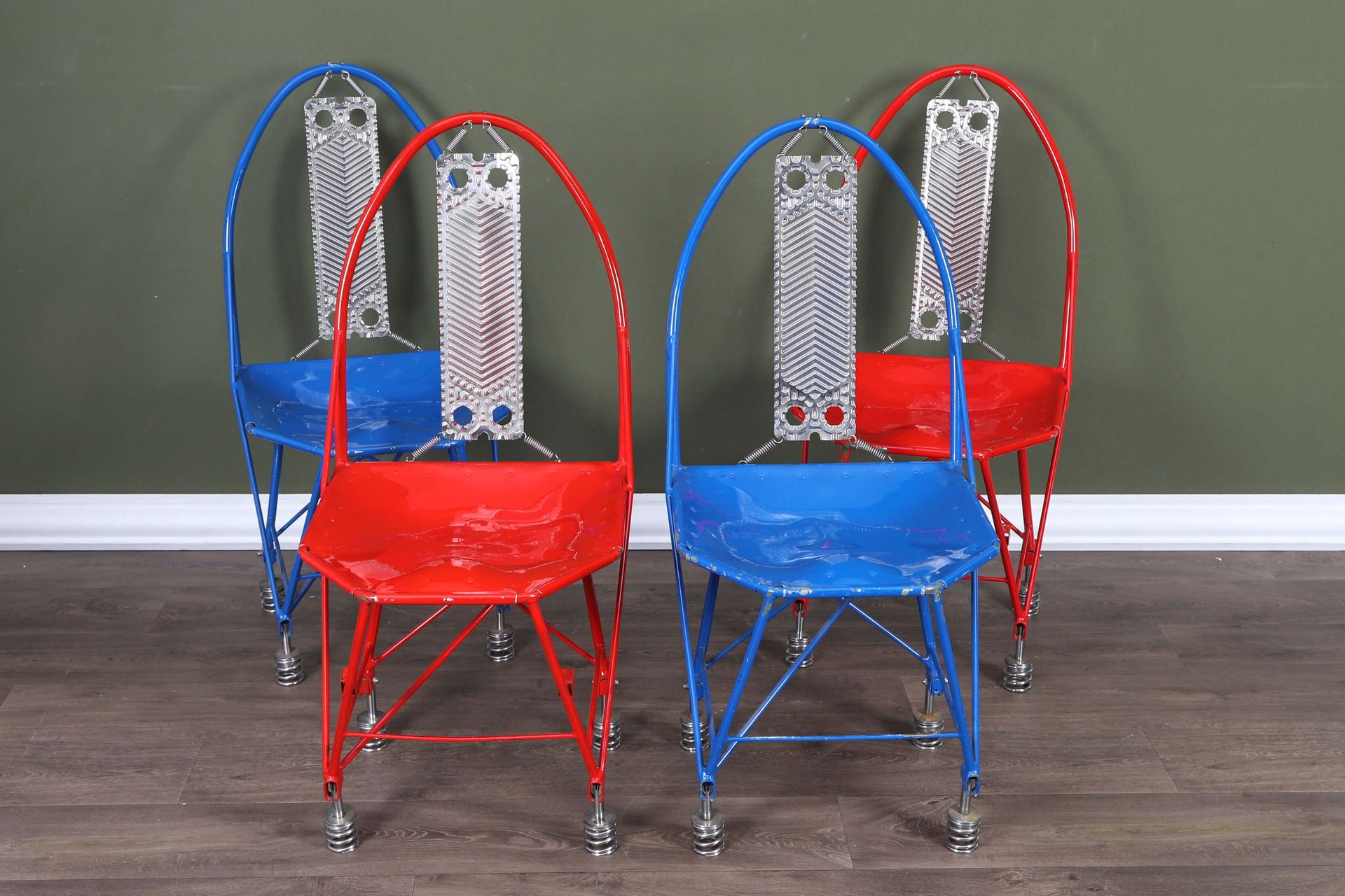 Thierry Valfort (XXe siècle) pour Helilo Design Suite of 4 chairs In red and blu&hellip;