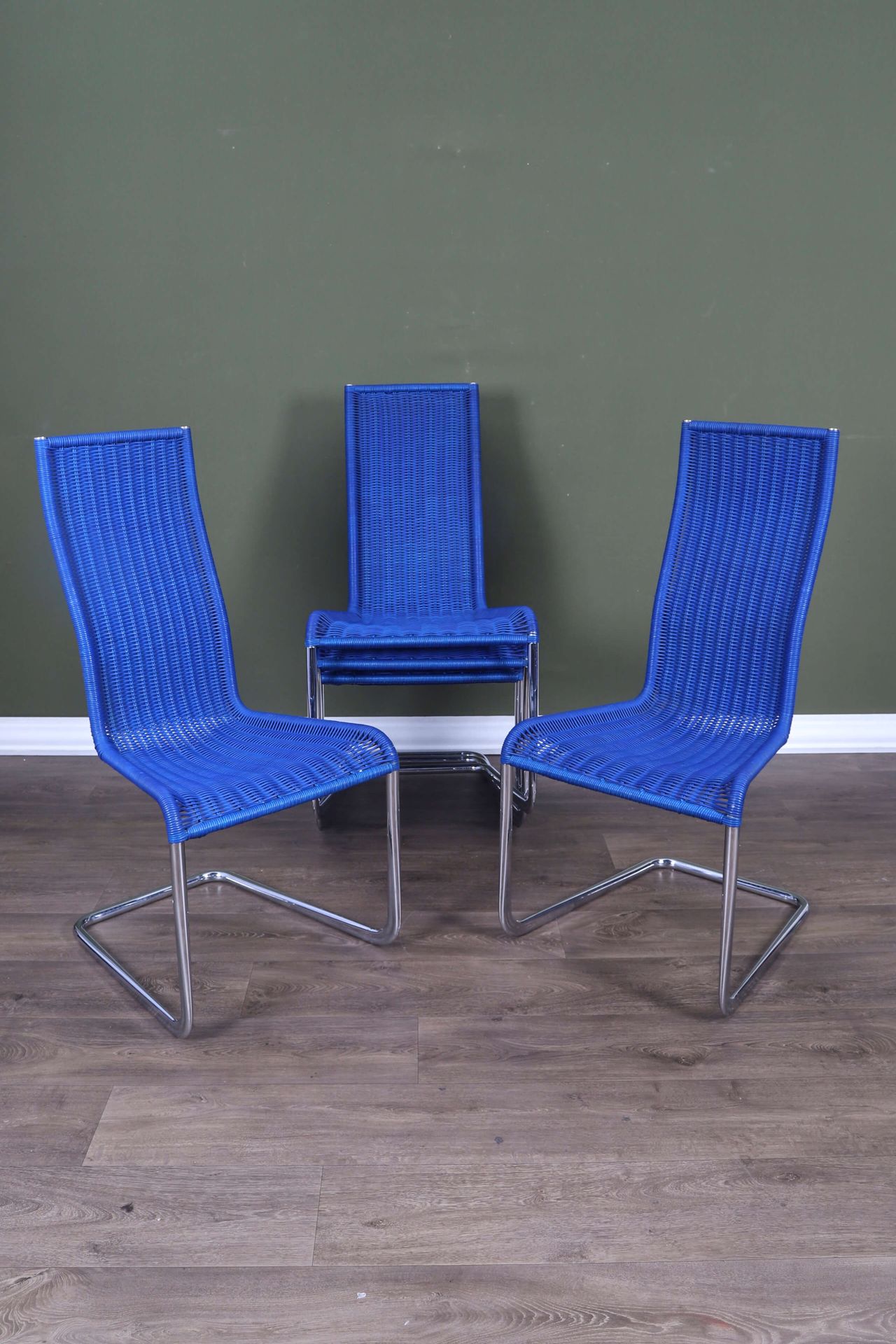 Tecta 一套6把B25椅子 镀铬管状钢脚和蓝色RAL 5005聚酯藤条

H.90 cm W. 50 cm D. 57 cm 状况报告：一把椅子的座位有磨损