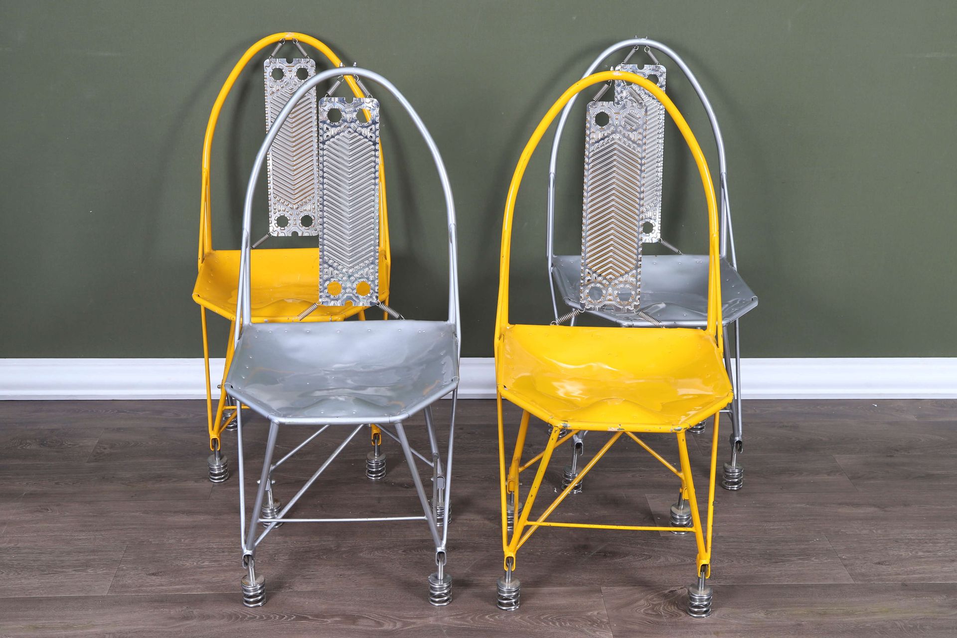 Thierry Valfort (XXe siècle) pour Helilo Design 一套4把椅子，约1990年 黄色和灰色漆面的钛合金，带镂空椅背
&hellip;