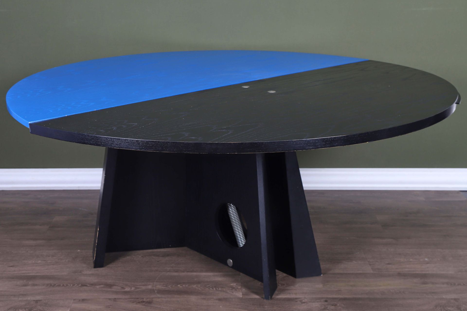 Collectania (XXe siècle) Table à géométrie variable, modèle M22  En frêne noir e&hellip;