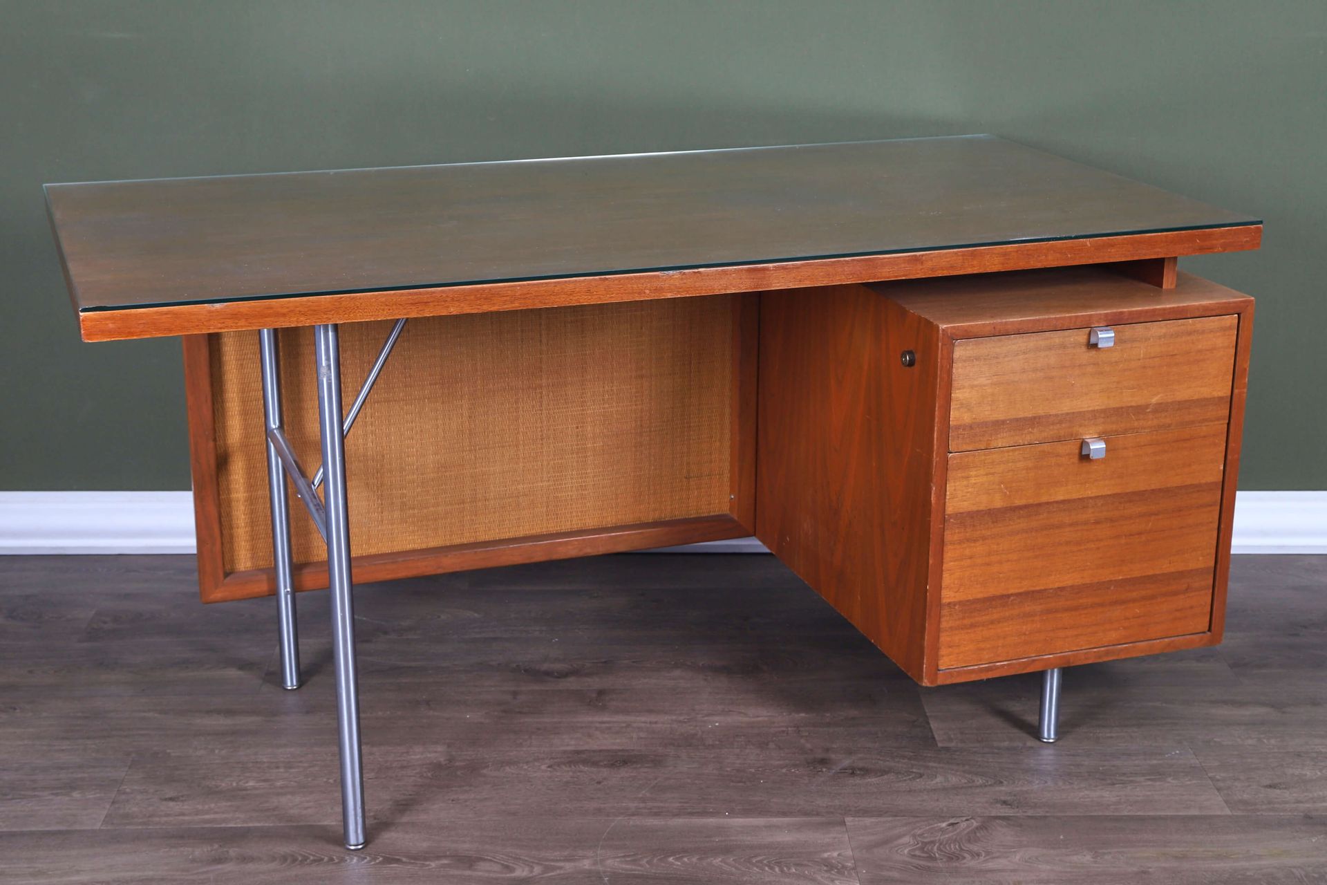 Georges Nelson (1908-1986) pour Herman Miller 6030型单座书桌，约1952年，天然木质桌面和基座，拉丝钢底座。盖&hellip;