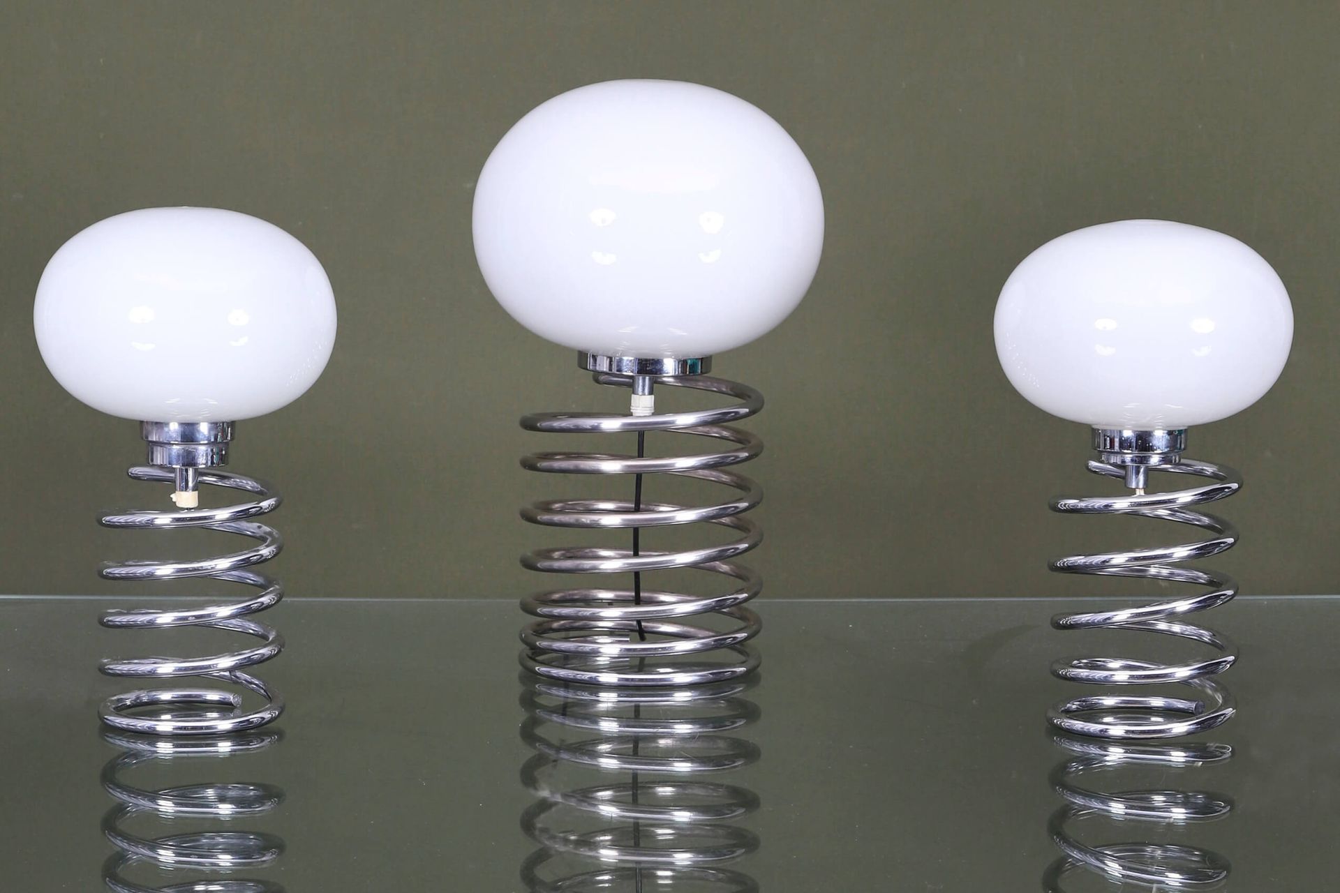 Ingo MAURER (1932-2019) 3盏台灯，大约1970年的螺旋模型 镀铬金属和不透明的白色玻璃球

高度在30-40厘米之间 状态报告：一个灯罩&hellip;