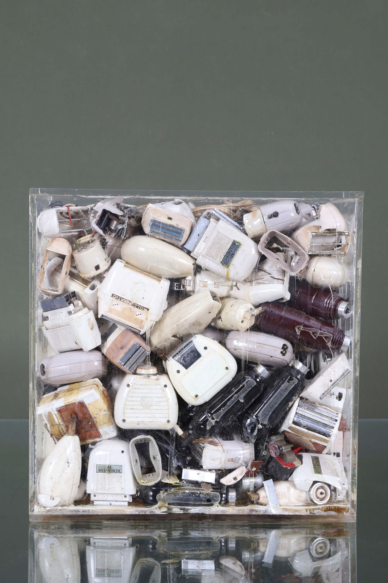 ARMAN (1928-2005) 
Barbecube（或Woe betide）1969-1972年的电动剃须刀堆积在有机玻璃箱中，左上方一侧有签名和编号31&hellip;