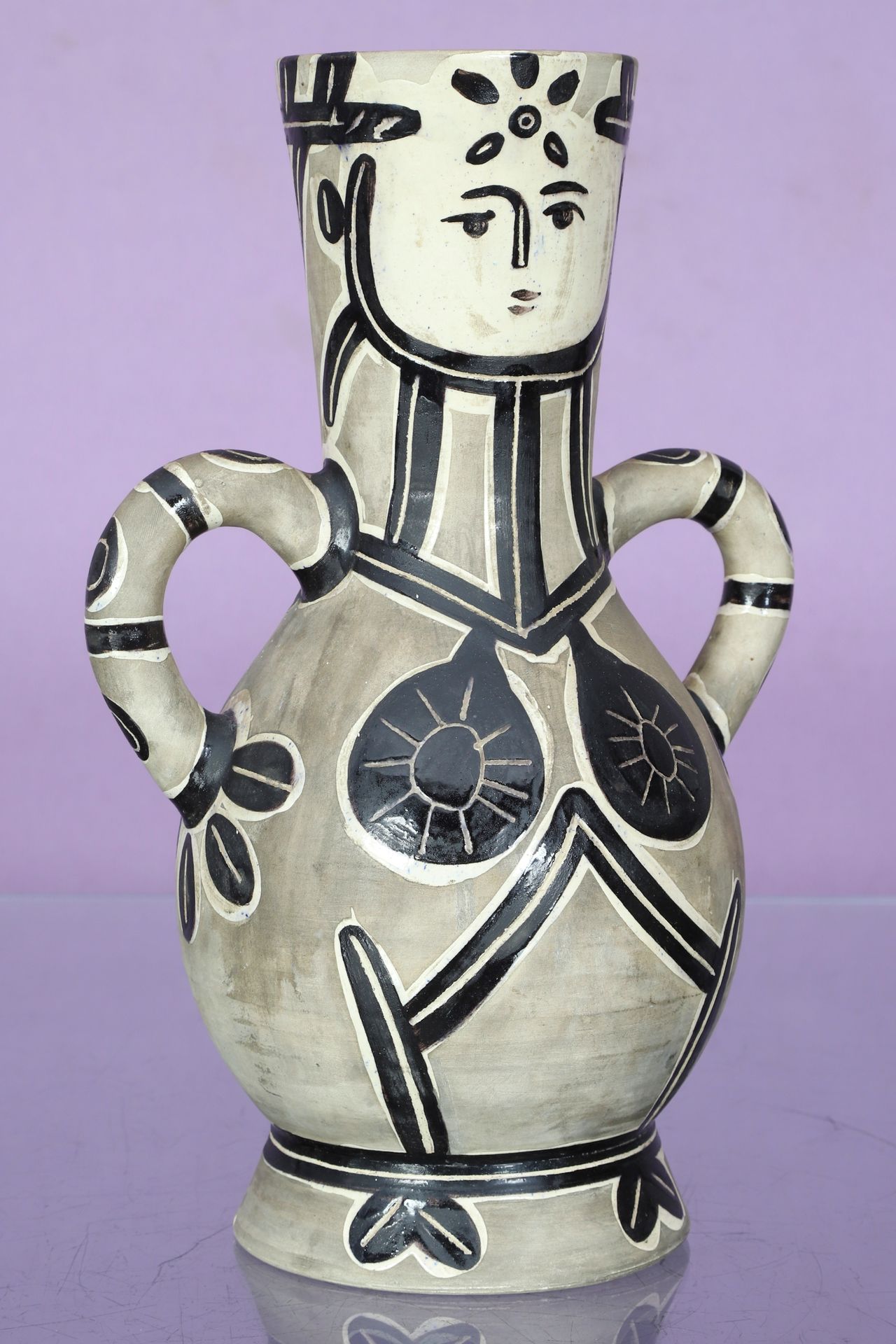 D’après Pablo PICASSO (1881-1973) 花瓶，有两个高的把手 1953年 花瓶用陶器翻转，有雕刻的刀子，底座下有 "D'après &hellip;