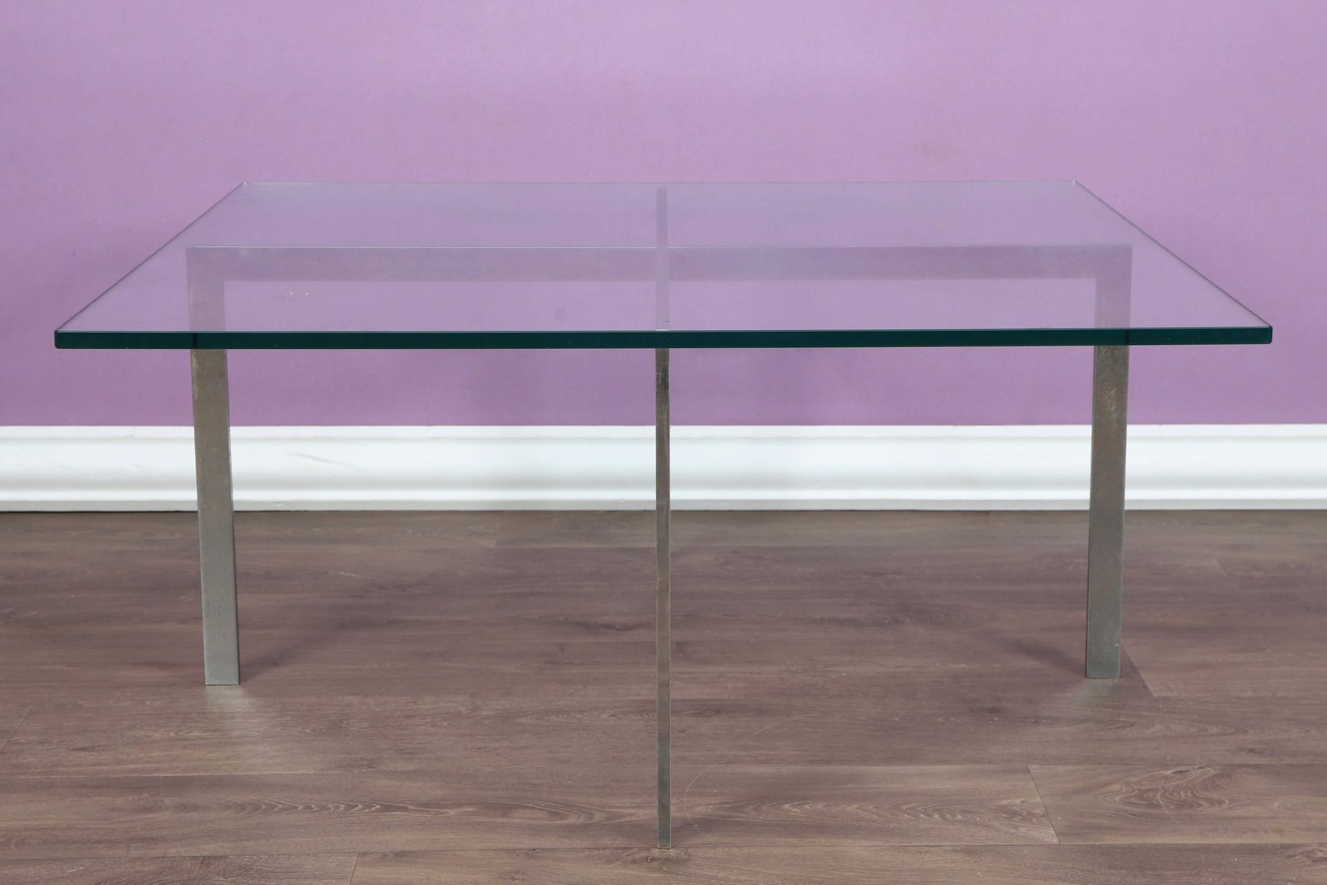 Ludwig Mies Van de Rohe (1886-1969) 咖啡桌 镀铬金属框架和透明玻璃桌面

出版商 诺尔国际 高47厘米 宽102厘米 深10&hellip;