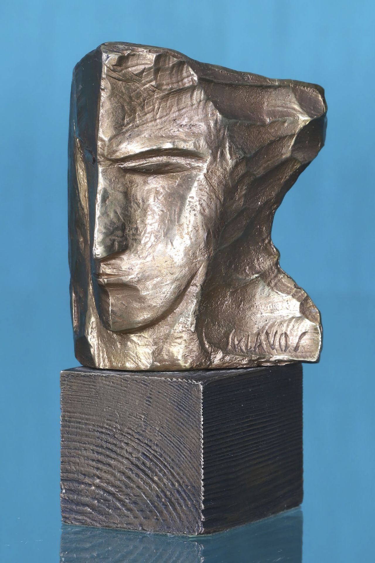 Yerassimos SKLAVOS (1927-1967) Head of woman Bronze signed resting on a bronze b&hellip;