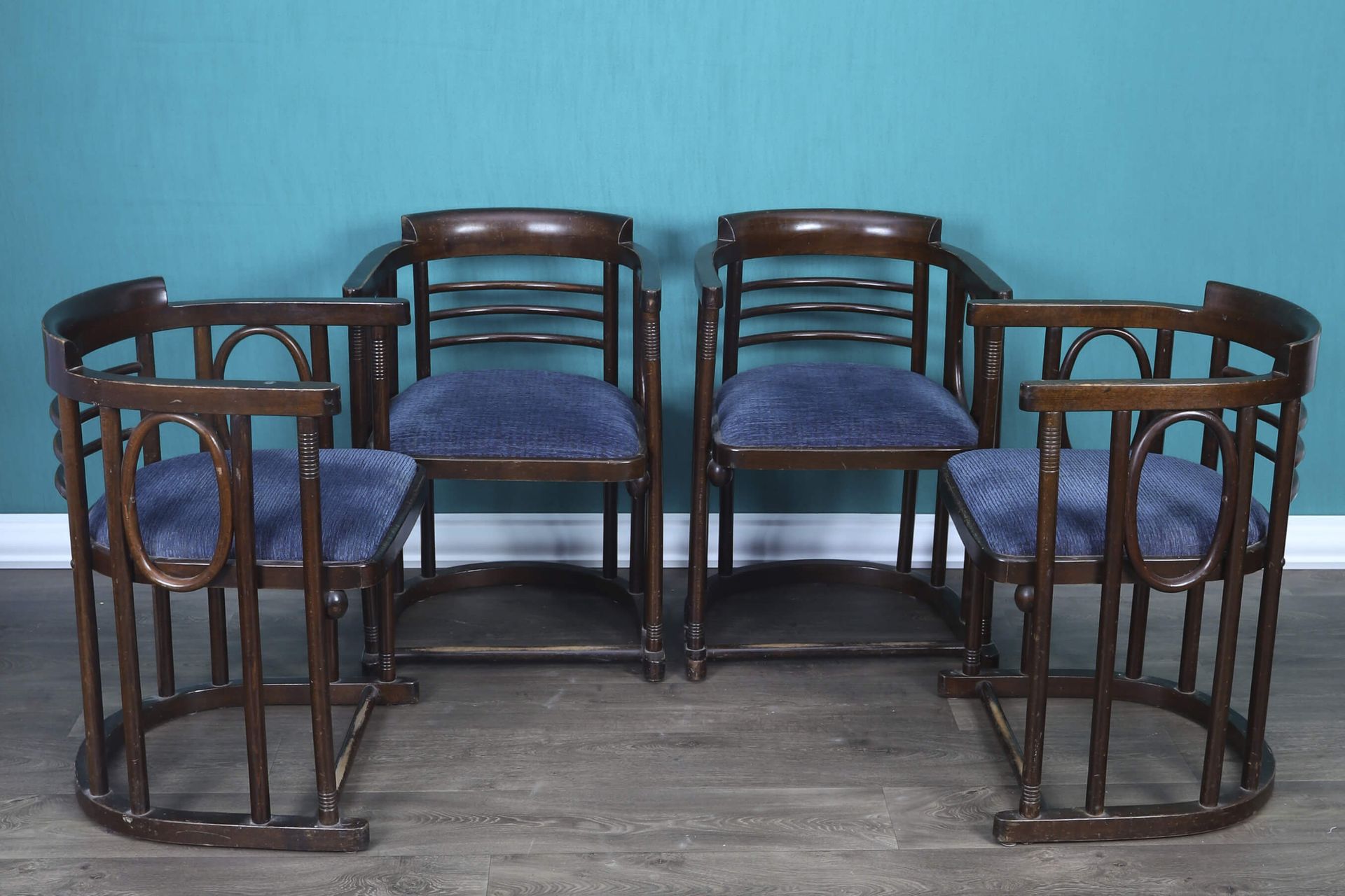 Attribué à Josef Hoffmann (1870-1956) 一套4把扶手椅 着色的弯曲木，靠在由马蹄形支架连接的八条腿上，镂空的靠背，座椅由2个&hellip;