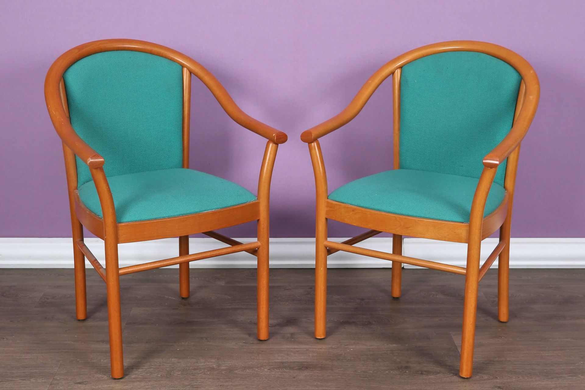 Paire de fauteuils Manuela En hêtre teinté, garniture de tissu vert H. 86 cm L. &hellip;
