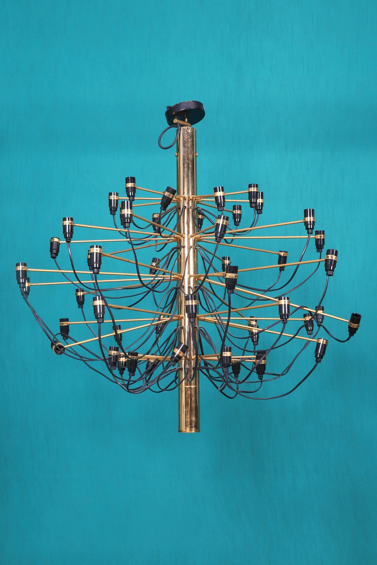 Gino Sarfatti (1912-1985) pour Arteluce Chandelier, model 2097 In gilded brass a&hellip;