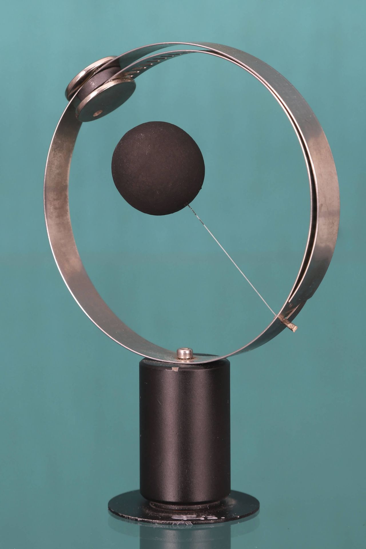 Takis (1925-2019) Magnetic antigravity with black ball In steel, iron, resin and&hellip;