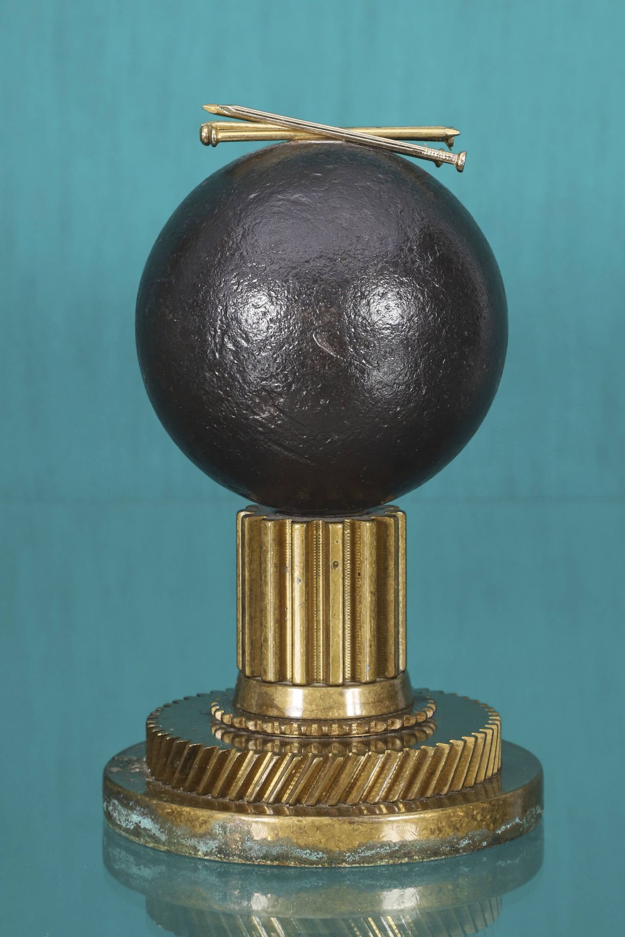 Takis (1925-2019) 磁球 青铜，磁铁和钉子，下面有编号E.A. 5/10 高22厘米，深15厘米 出处：>私人收藏，雅典