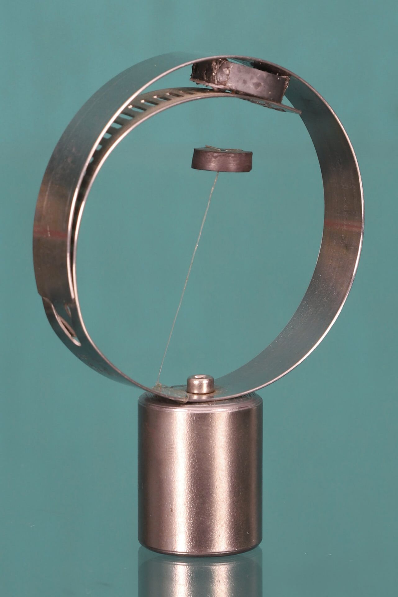 Takis (1925-2019) 磁性反重力 钢，铁，树脂和磁铁，底部有签名 高10厘米 出处：>私人收藏，雅典
