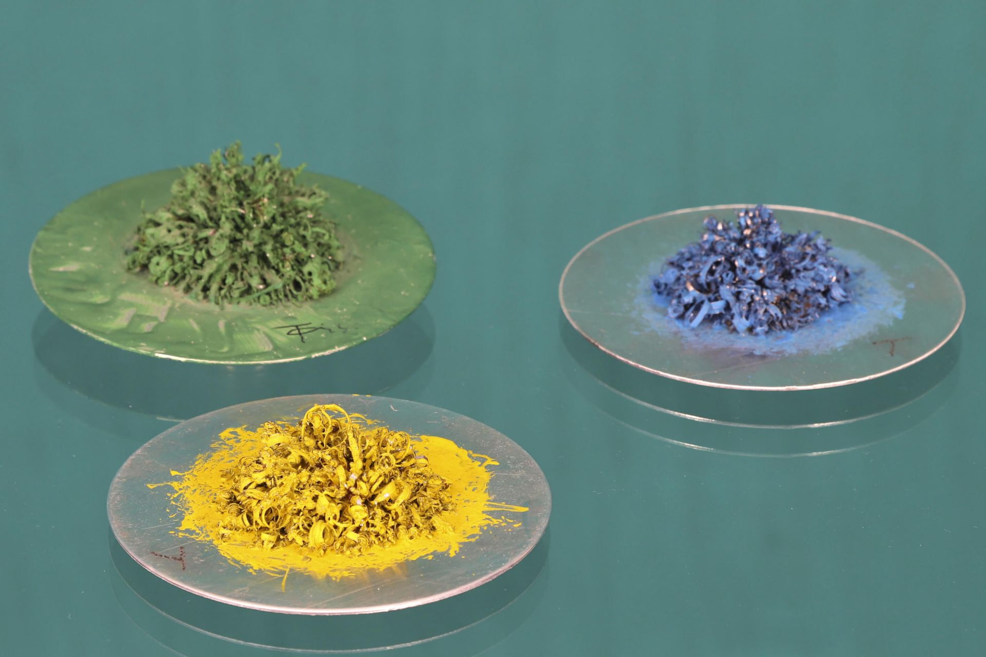 Takis (1925-2019) 3 Antigravitation grün, blau und gelb Magnet, Stahlschrott und&hellip;