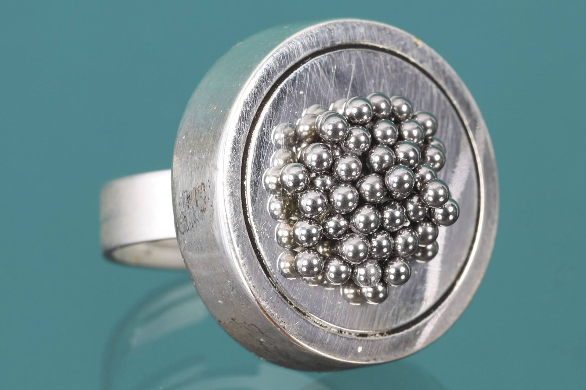 Takis (1925-2019) 戒指 镀银金属和磁性珠子，已签名

手指大小为57，可调节的戒指直径为2.5厘米 出处：>私人收藏，雅典