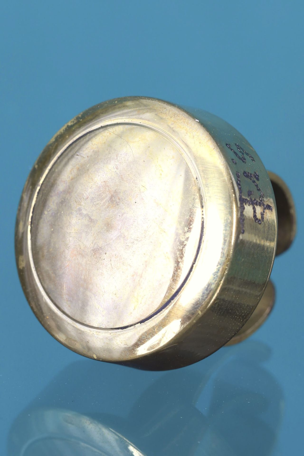 Takis (1925-2019) 签署的黄铜戒指

指头大小 55 D. 3 cm 出处： > 私人收藏，雅典

状况报告：氧化变质