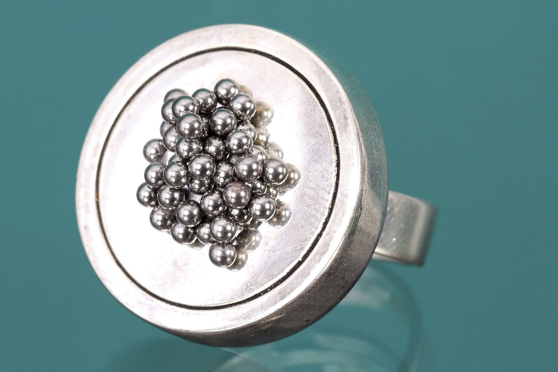 Takis (1925-2019) 戒指 镀银金属和磁性珠子，已签名

手指大小为56，可调节的戒指直径为2.5厘米 出处：>私人收藏，雅典